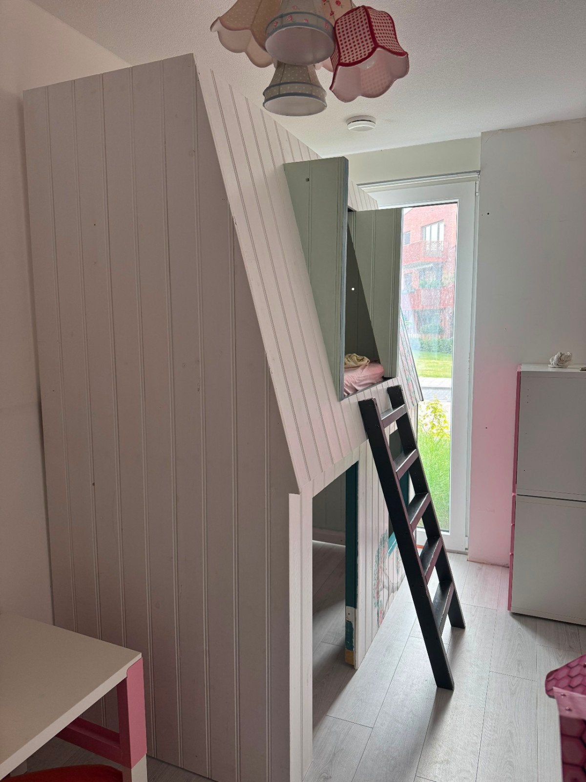 Handgeschilderde halfhoogslaper van steigerhout met huisje, Ophalen