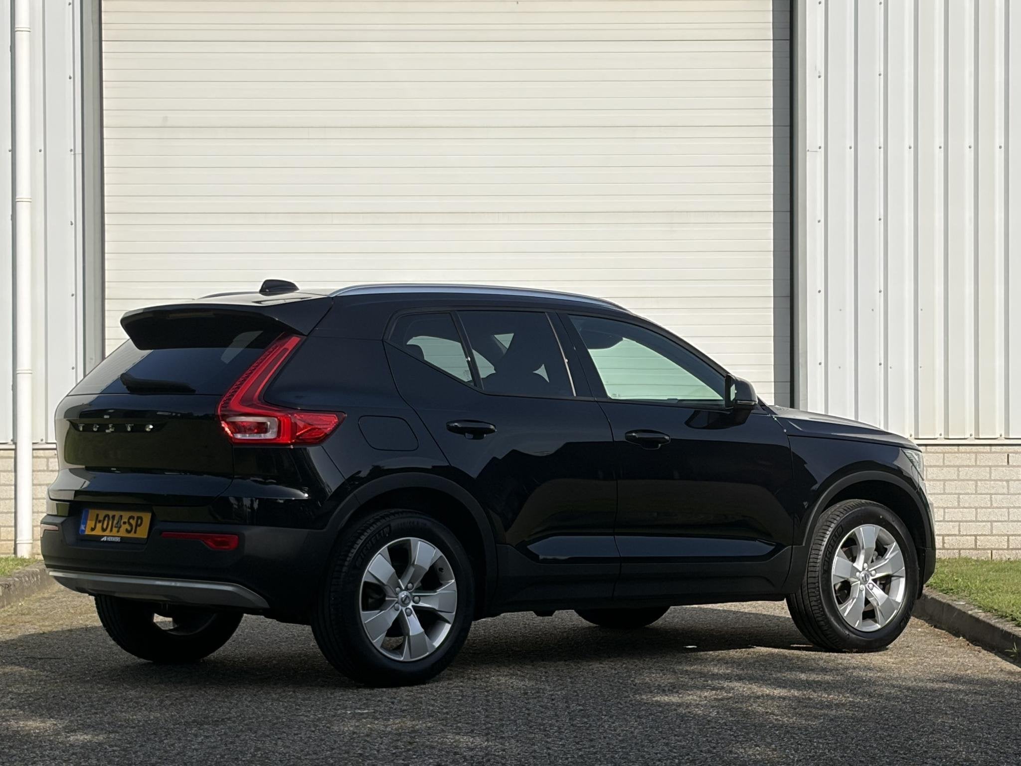Volvo XC40 1.5 T2 Momentum / Achteruitrijcamera / Apple Carp, Auto's, Volvo, Gebruikt, Euro 6, 129 pk, Leder en Stof