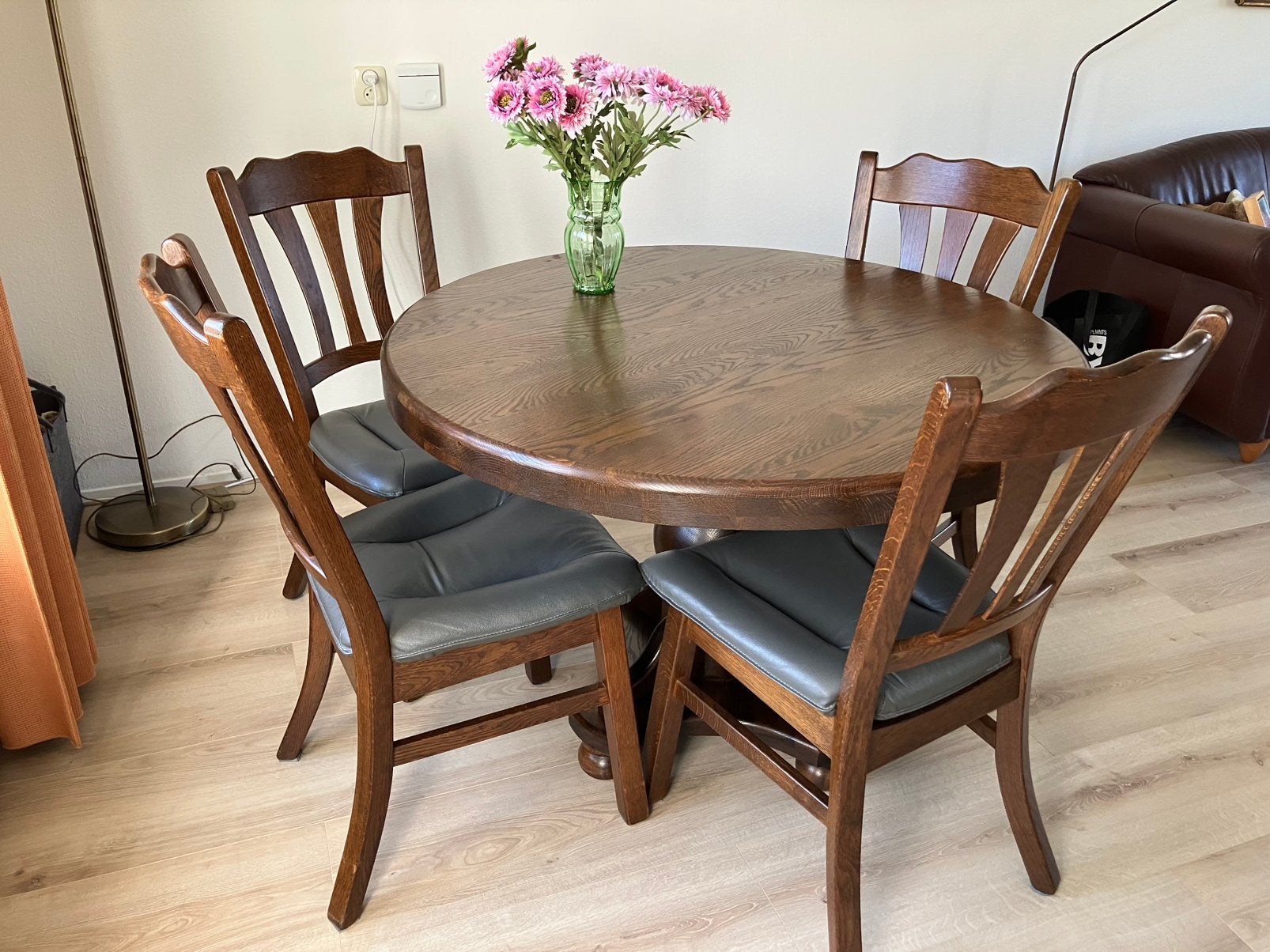 4 leren Eetkamer stoelen en ronde tafel 115 br., Huis en Inrichting, Ophalen, Gebruikt, Overige kleuren, Hout