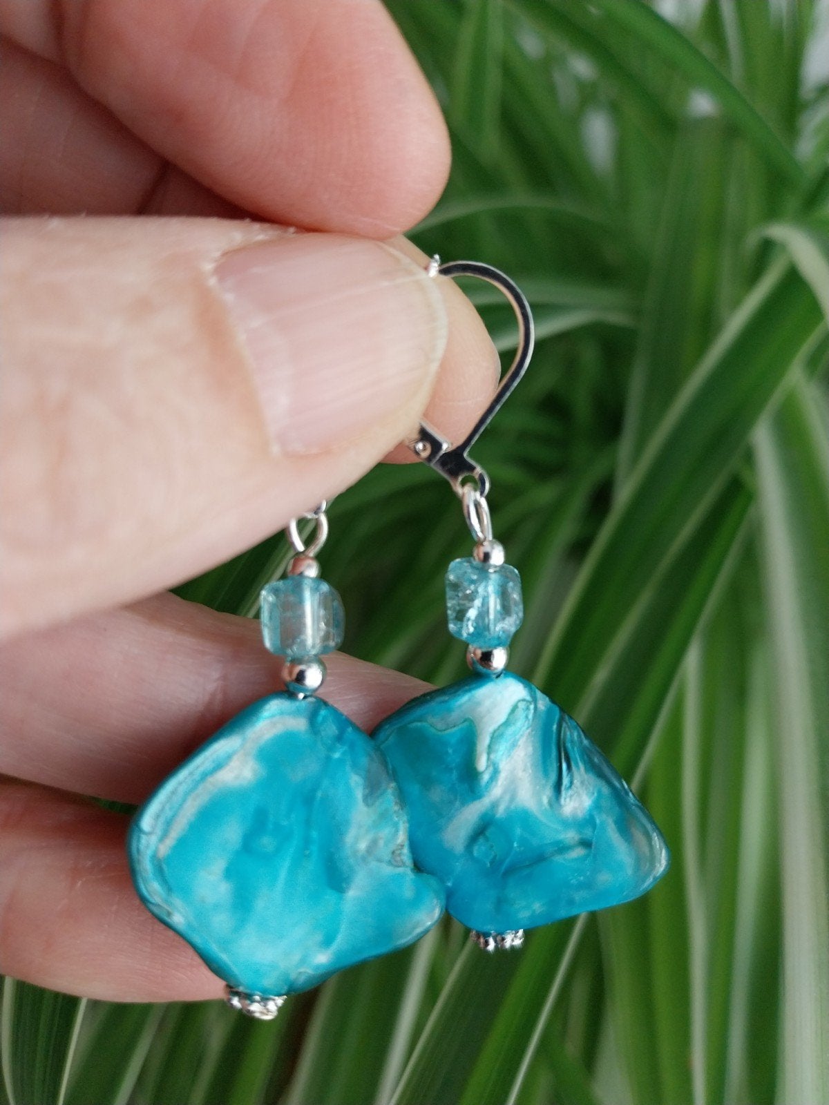Blauwe schelp oorbellen, verzilverde oorhaakjes #2216, Sieraden, Tassen en Uiterlijk, Oorbellen, Verzenden, Zo goed als nieuw