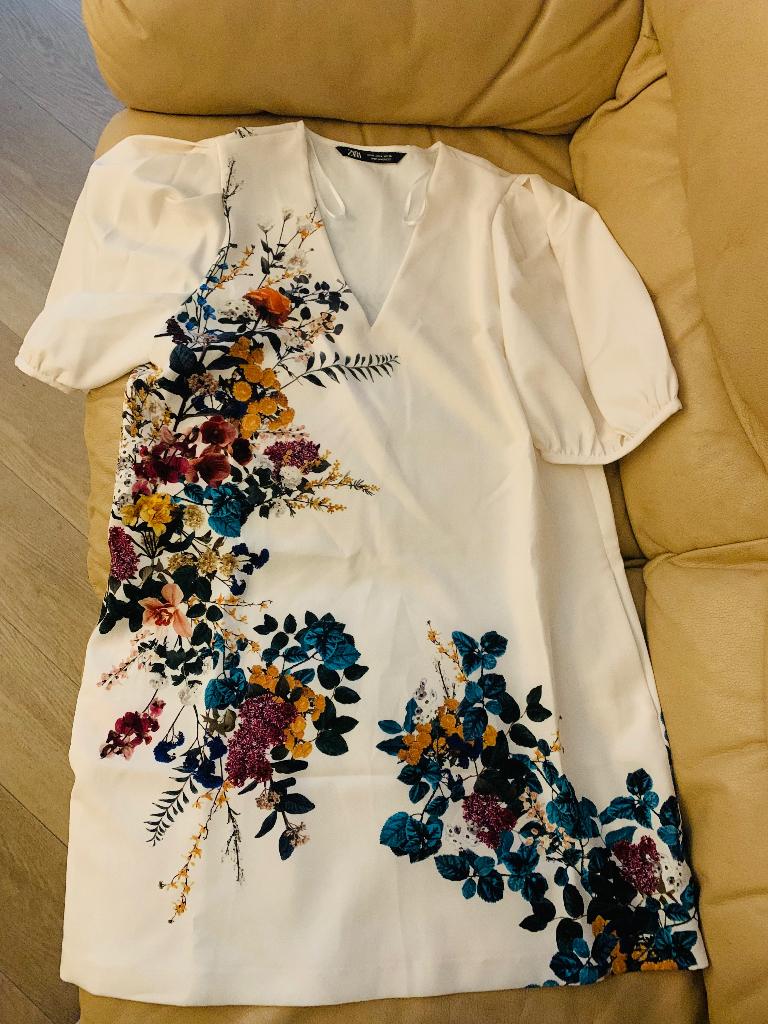 NEW ZARA Floral V-Neck Dress with Pockets - Size M, Ophalen, Nieuw, Boven de knie, Wit