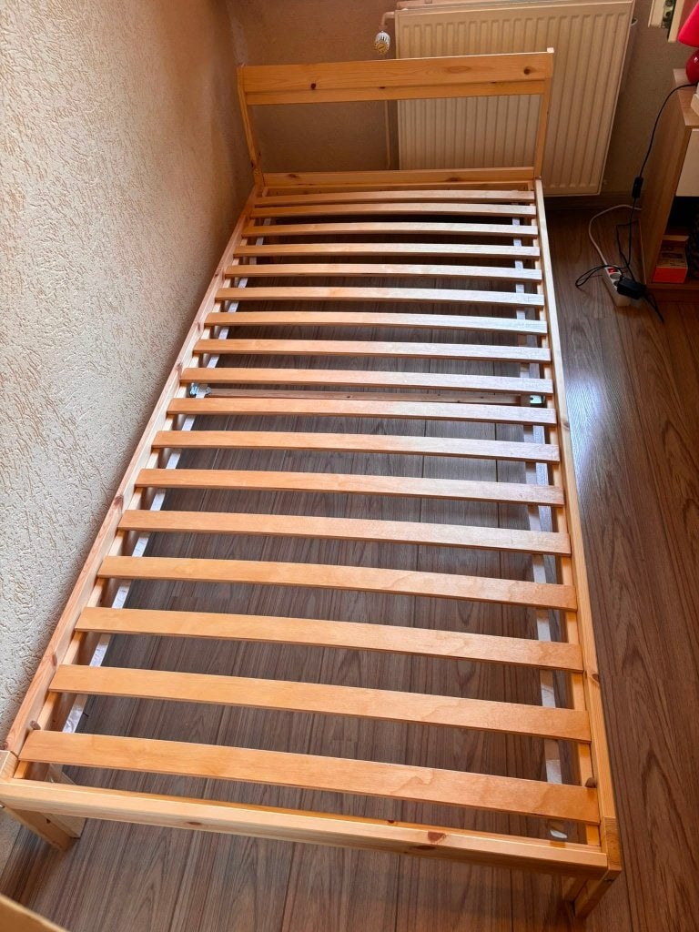 Ikea single bed + slatted bed base, MUST GO NOW, Ophalen, 90 cm, Eenpersoons, Bruin