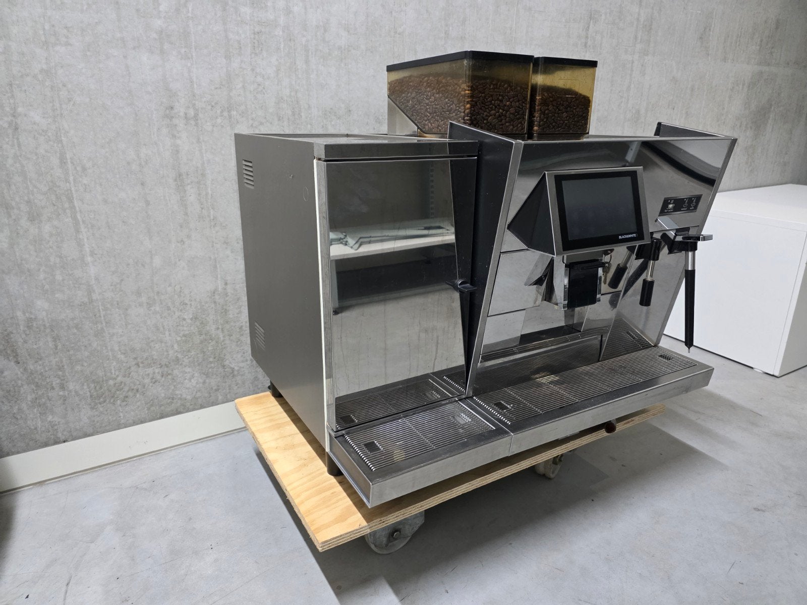 Thermoplan Black & White 3 Koffiemachine -  Goed onderhou, Ophalen, Gemalen koffie, 10 kopjes of meer, Afneembaar waterreservoir