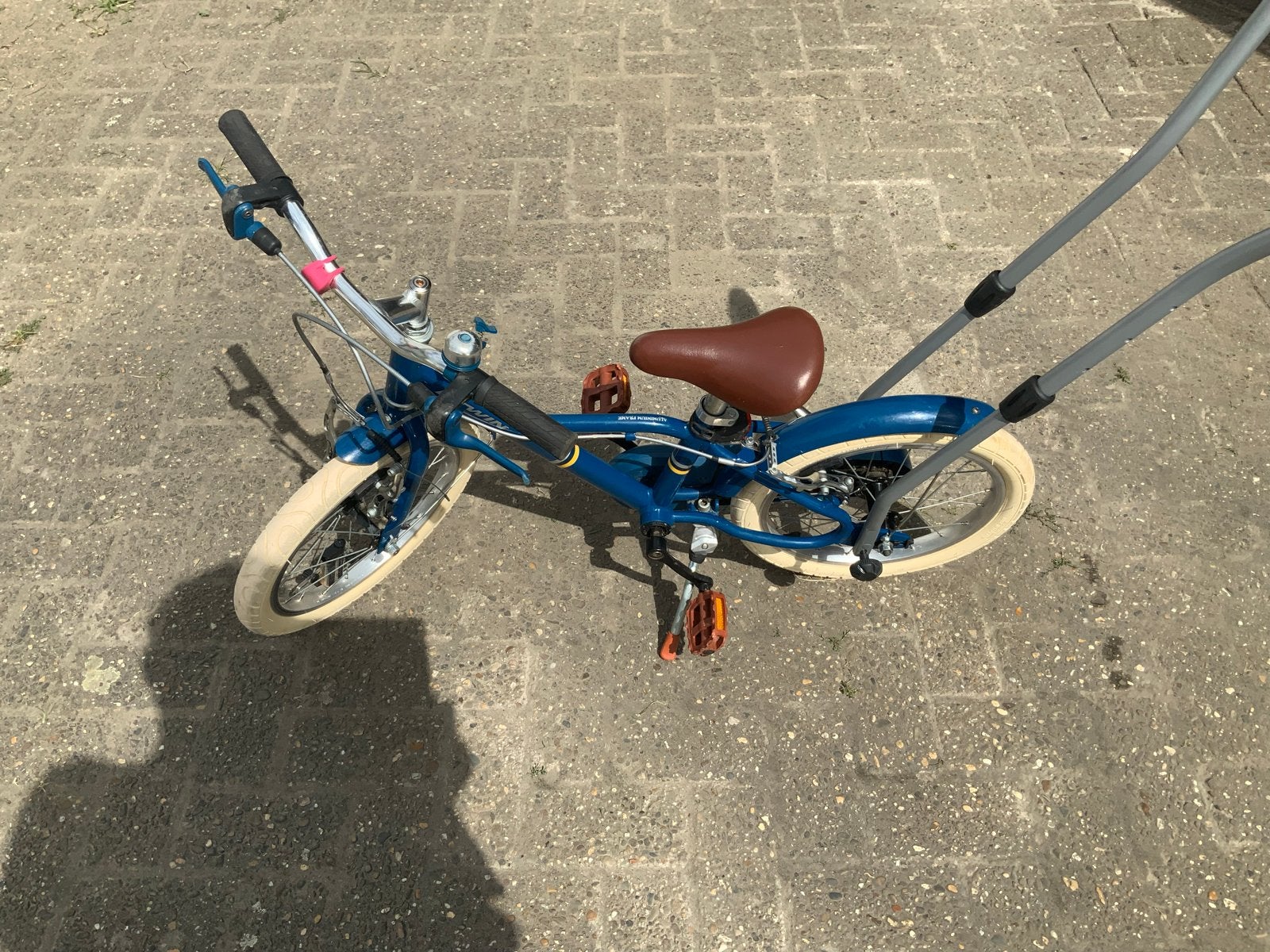 Blauwe kinderfiets met duwstang - Zo goed als nieuw, Ophalen, Zo goed als nieuw, Velgrem, 16 tot 20 inch