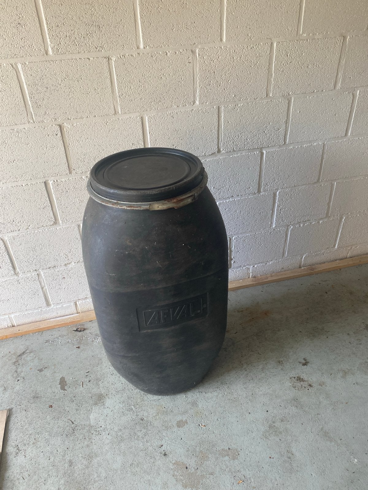 Voerton opslagvat 100 kg goed afsluitbaar, Gebruikt, 40 tot 60 cm, 50 tot 75 cm, Bak of Kist
