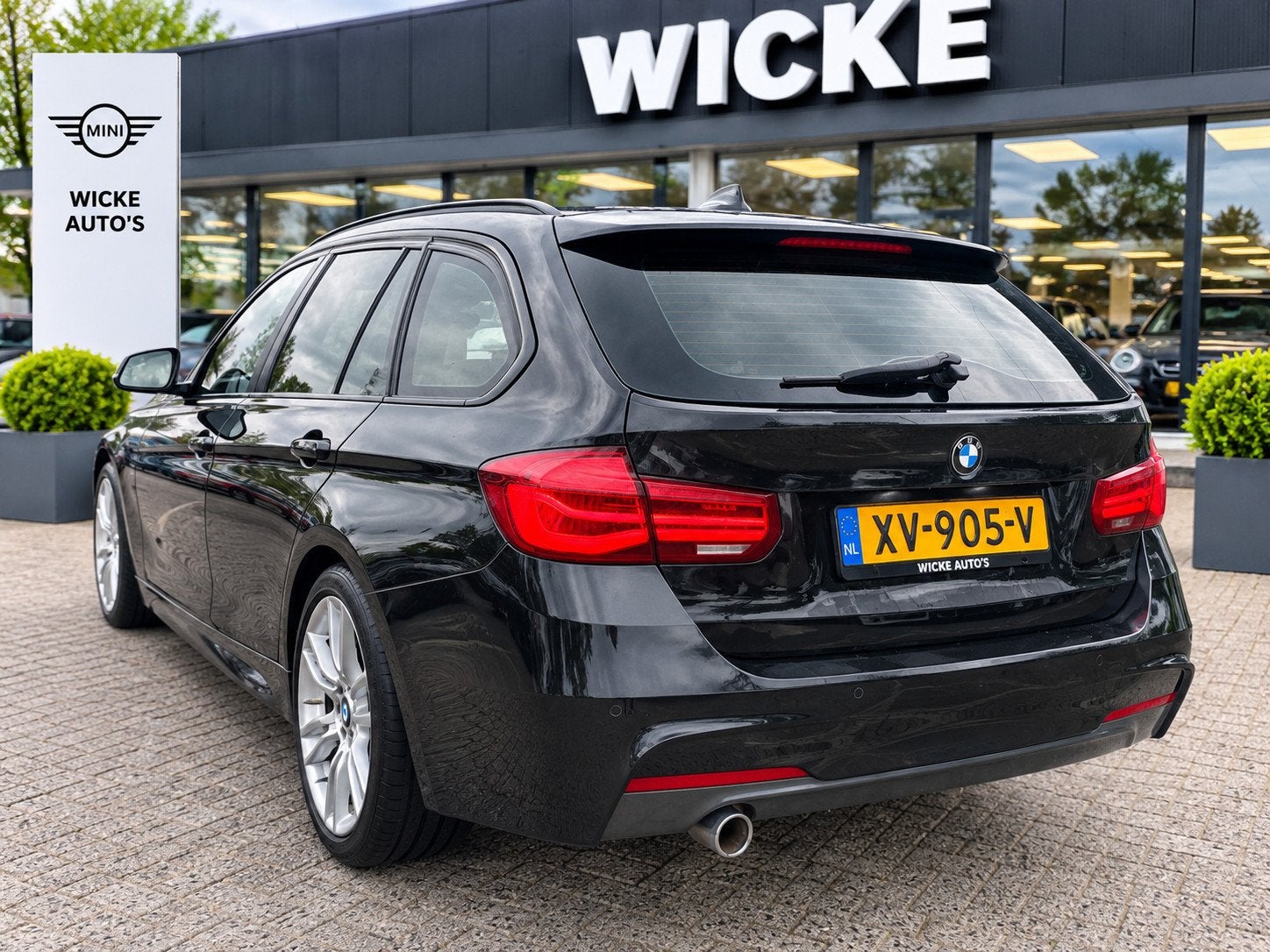 BMW 3-serie Touring 318i M Sport Edition Panorama AUT Leder, Auto's, Automaat, Dealer onderhouden, Gebruikt, 1465 kg
