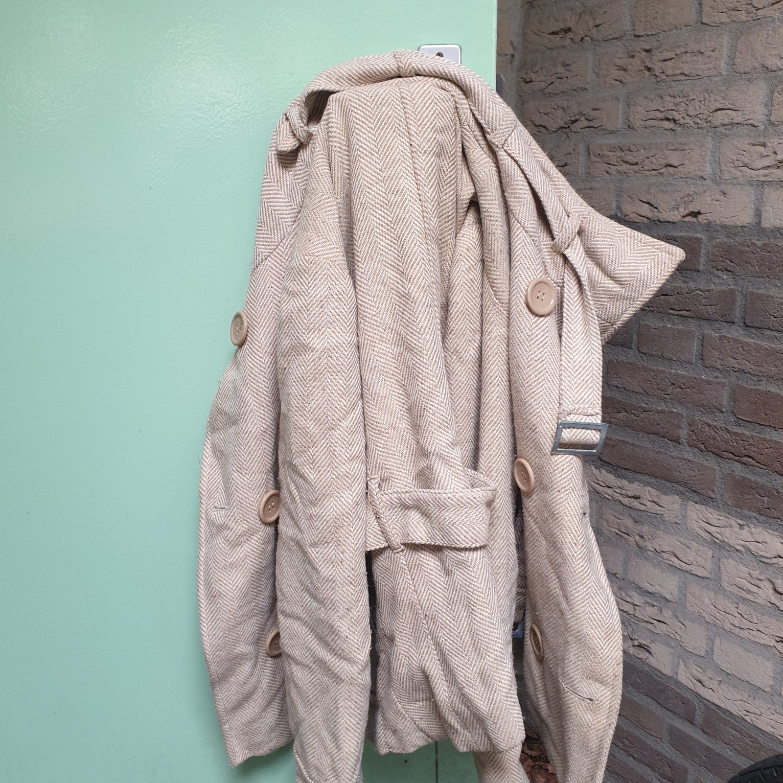 Amisu beige winterjas / trenchcoat visgraat - Maat 34, Ophalen, Beige, Maat 34 (XS) of kleiner, Gedragen