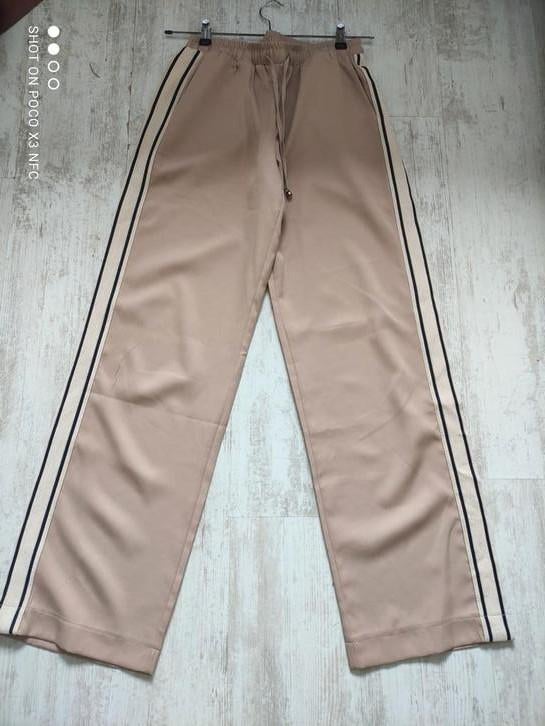 Mooie beige broek met fluwelen streep erlangs maat M  NIEUW, Maat 38/40 (M), Beige, Nieuw, Ophalen of Verzenden