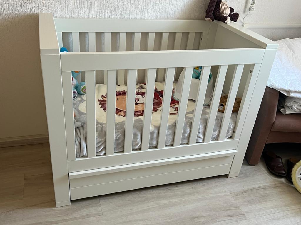 Wit ledikant met lade en matras, Kinderen en Baby's, Babywiegjes en Ledikanten, Ophalen of Verzenden, Zo goed als nieuw, Ledikant