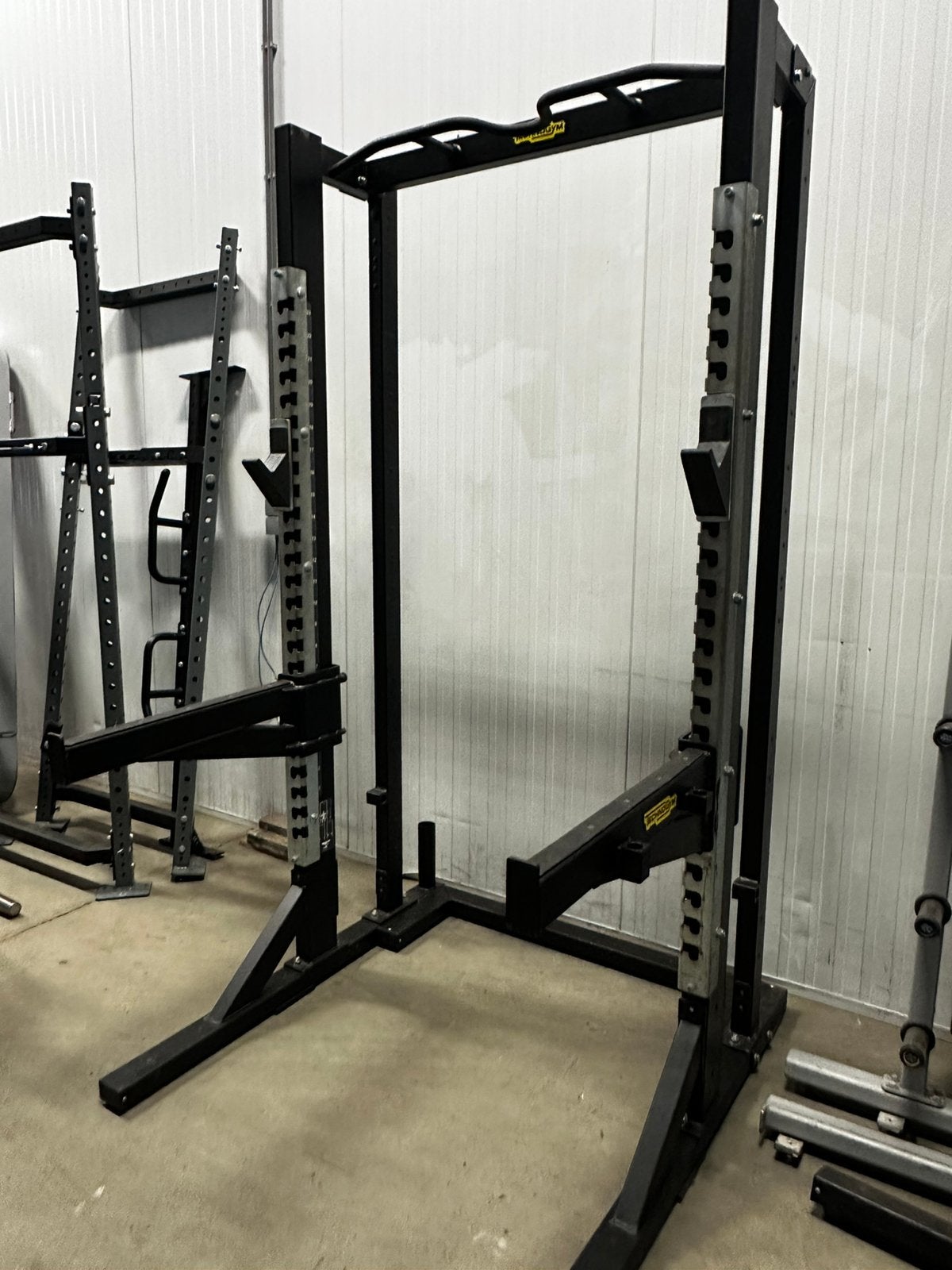 Technogym Halfrack met Jhooks en afleg spotters, Sport en Fitness, Ophalen, Zo goed als nieuw, Overige typen