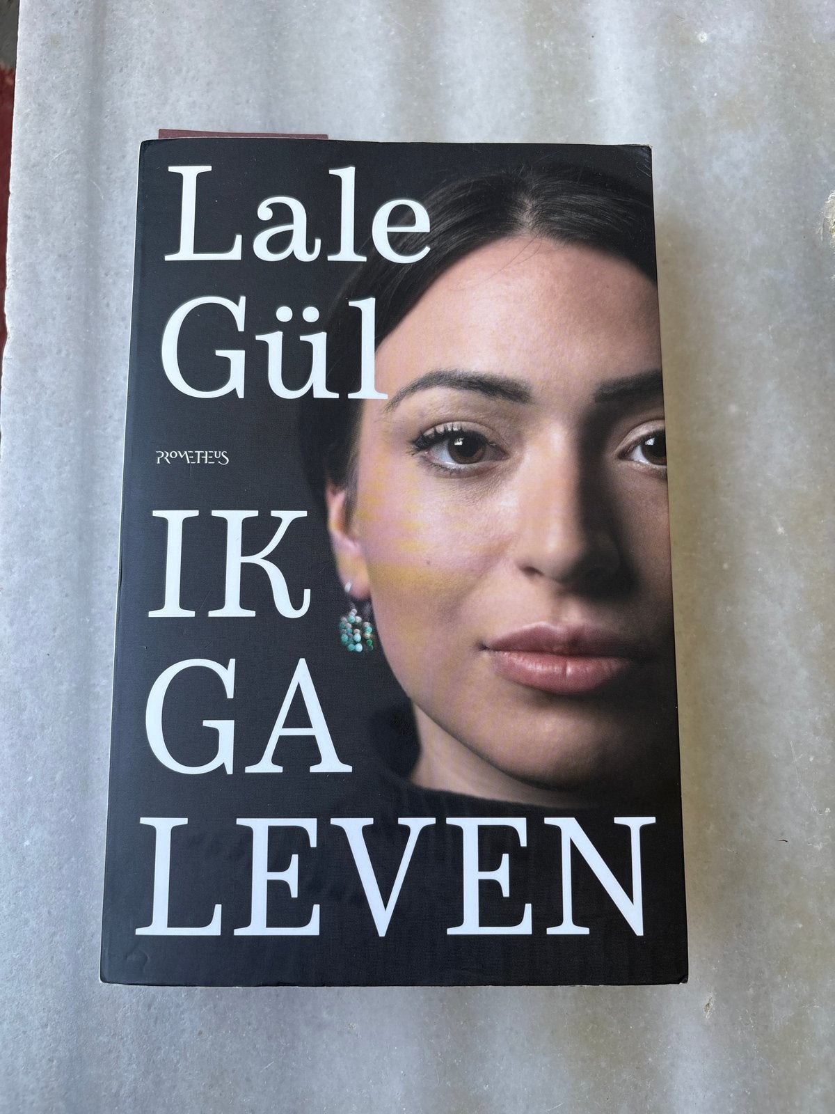 Lale Gül - Ik Ga Leven (Boek), Ophalen of Verzenden, Gelezen, Nederland
