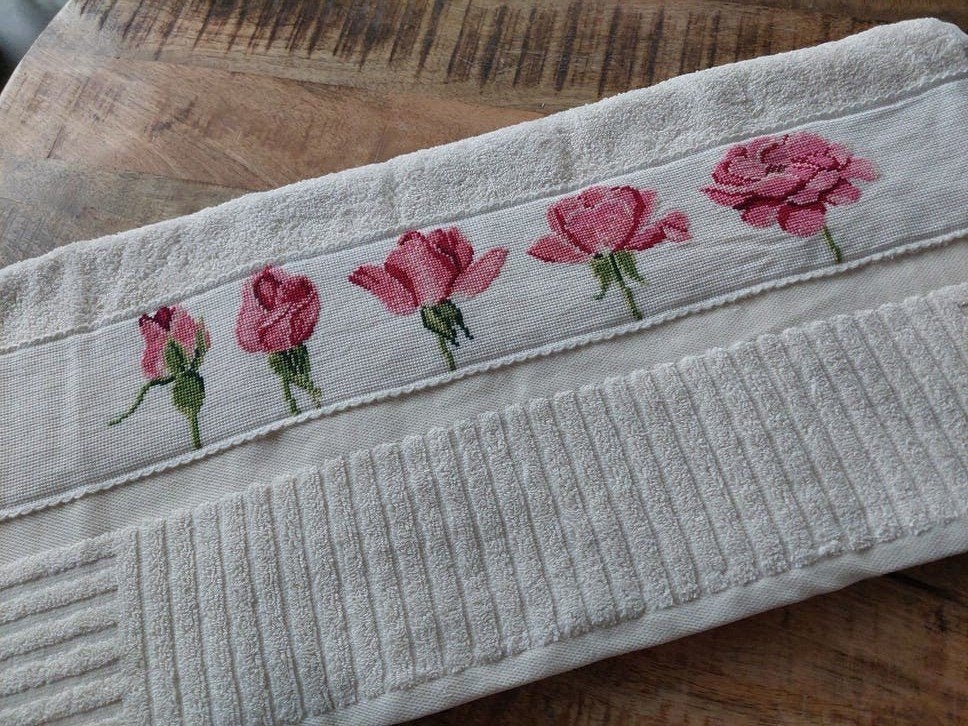 NIEUW Handgemaakt handdoek ecru rozen, Ophalen of Verzenden, Nieuw, Handdoek