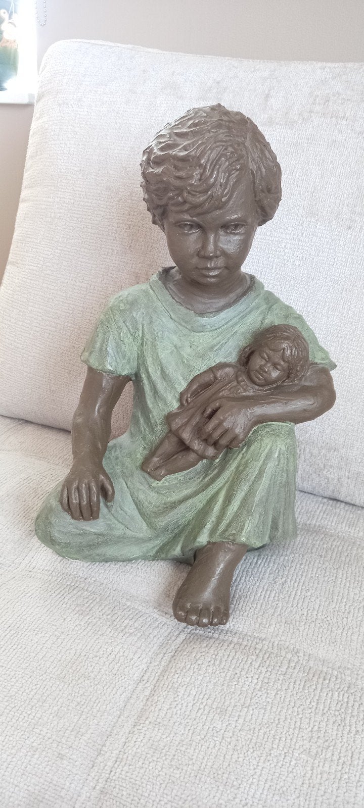 Beeld zittend meisje met pop - Geert Kunen, Ophalen of Verzenden, Beeld, Vrouw, 20 - 50 cm