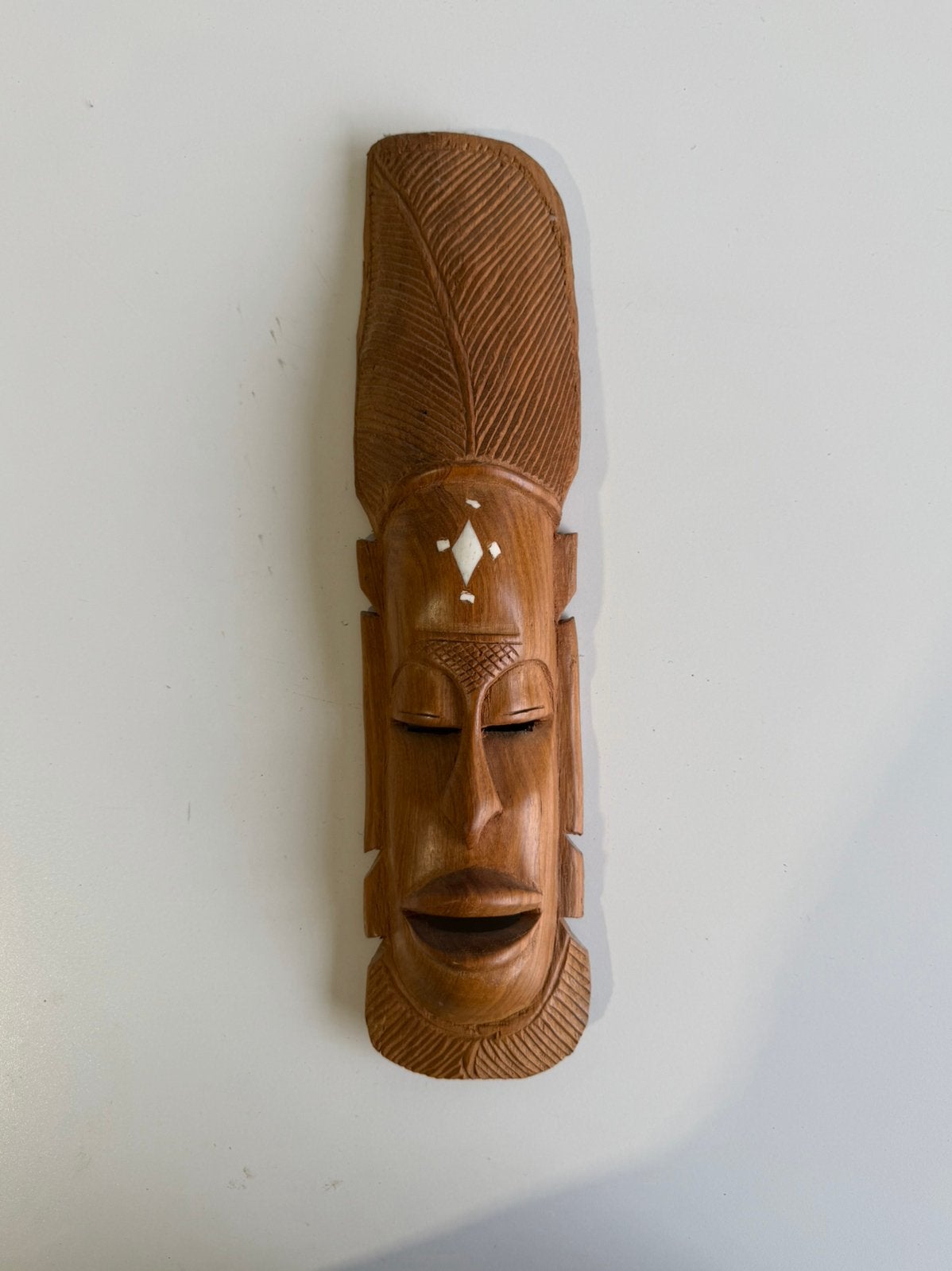 Hand gesneden Dogon-stijl decoratieve wandmasker, Hout, Bruin, Handgemaakt, Afrika