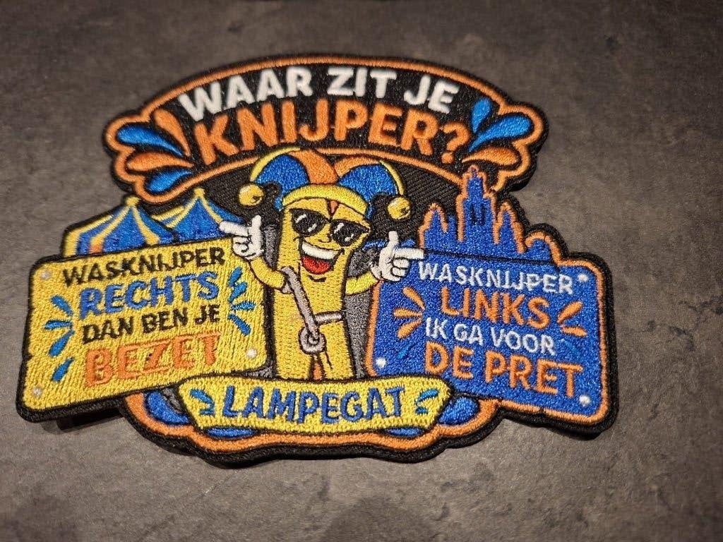 DE CARNAVALS RAGE 2027 embleem lampegat "de wasknijper", Ophalen of Verzenden, Zo goed als nieuw, Carnaval, Accessoires