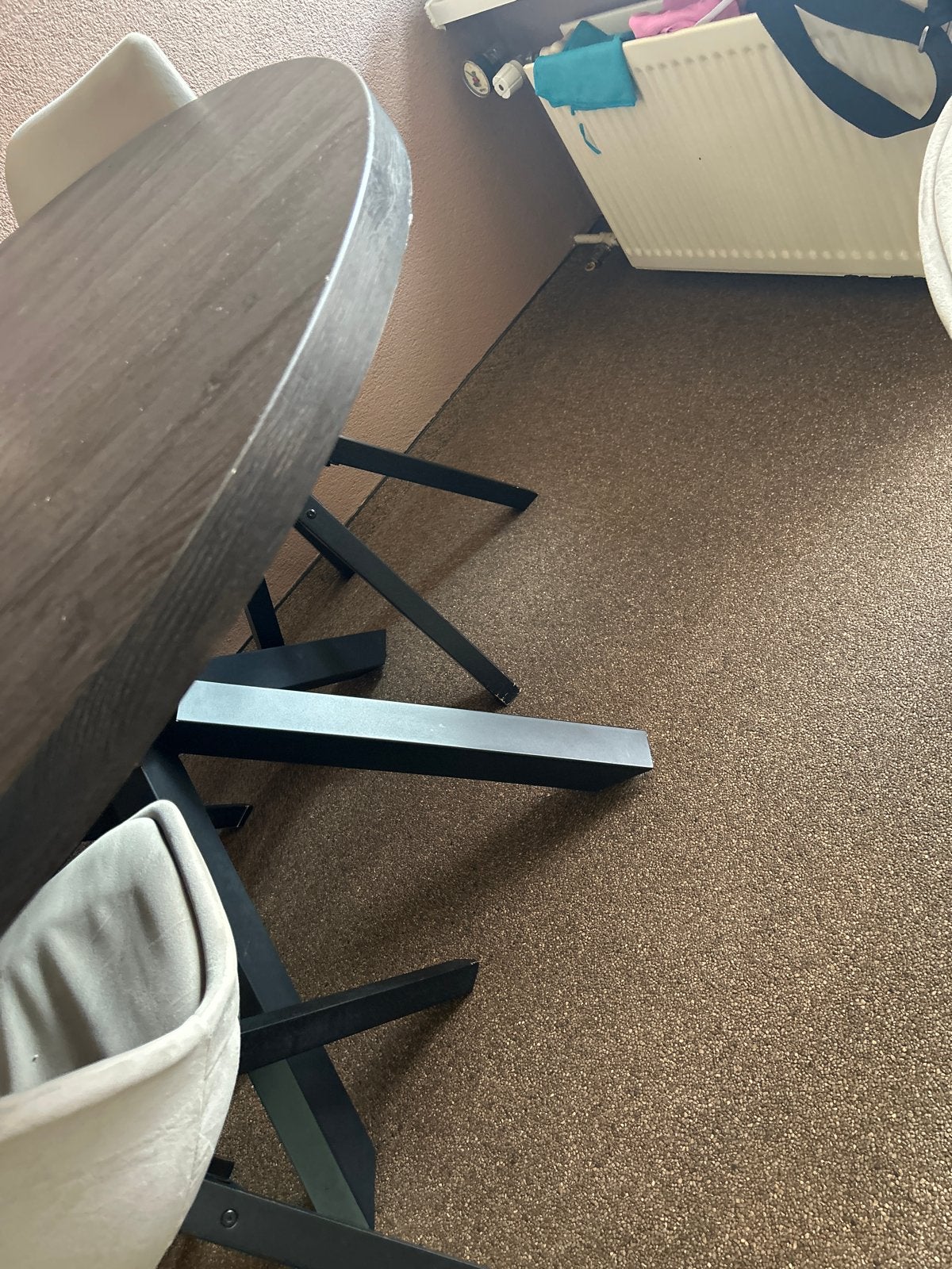 Ronde eettafel met metalen onderstel, Huis en Inrichting, Tafels | Eettafels, Gebruikt, 100 tot 150 cm, Vier personen, Rond, Overige houtsoorten