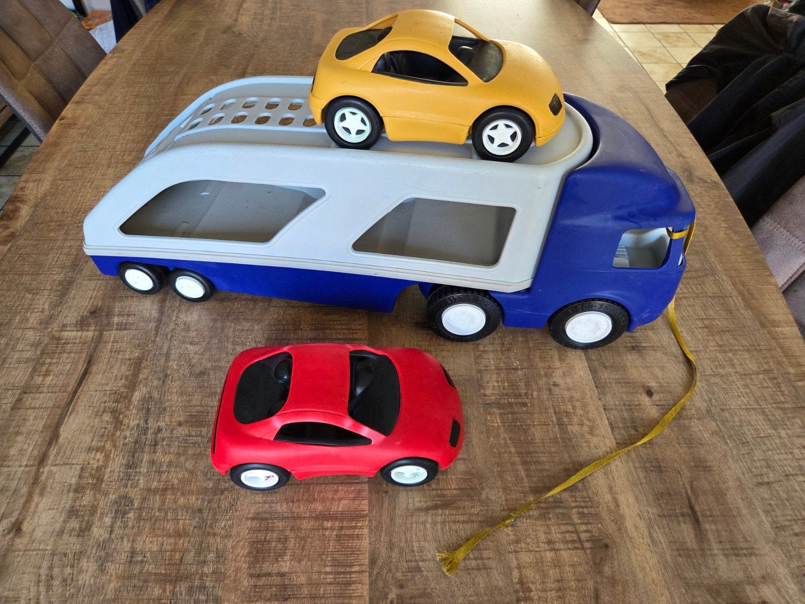 Little tikes vrachtwagen met 2 auto's, Ophalen, Gebruikt