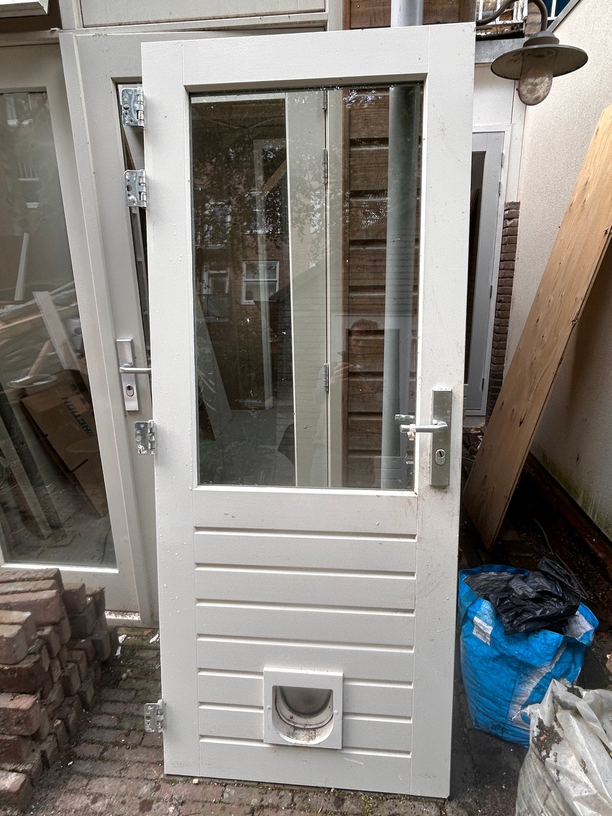 Buitendeur, verzwaard met kattenluik en glas, wit (RAL 1013), Ophalen, Gebruikt, 80 tot 100 cm, 215 cm of meer