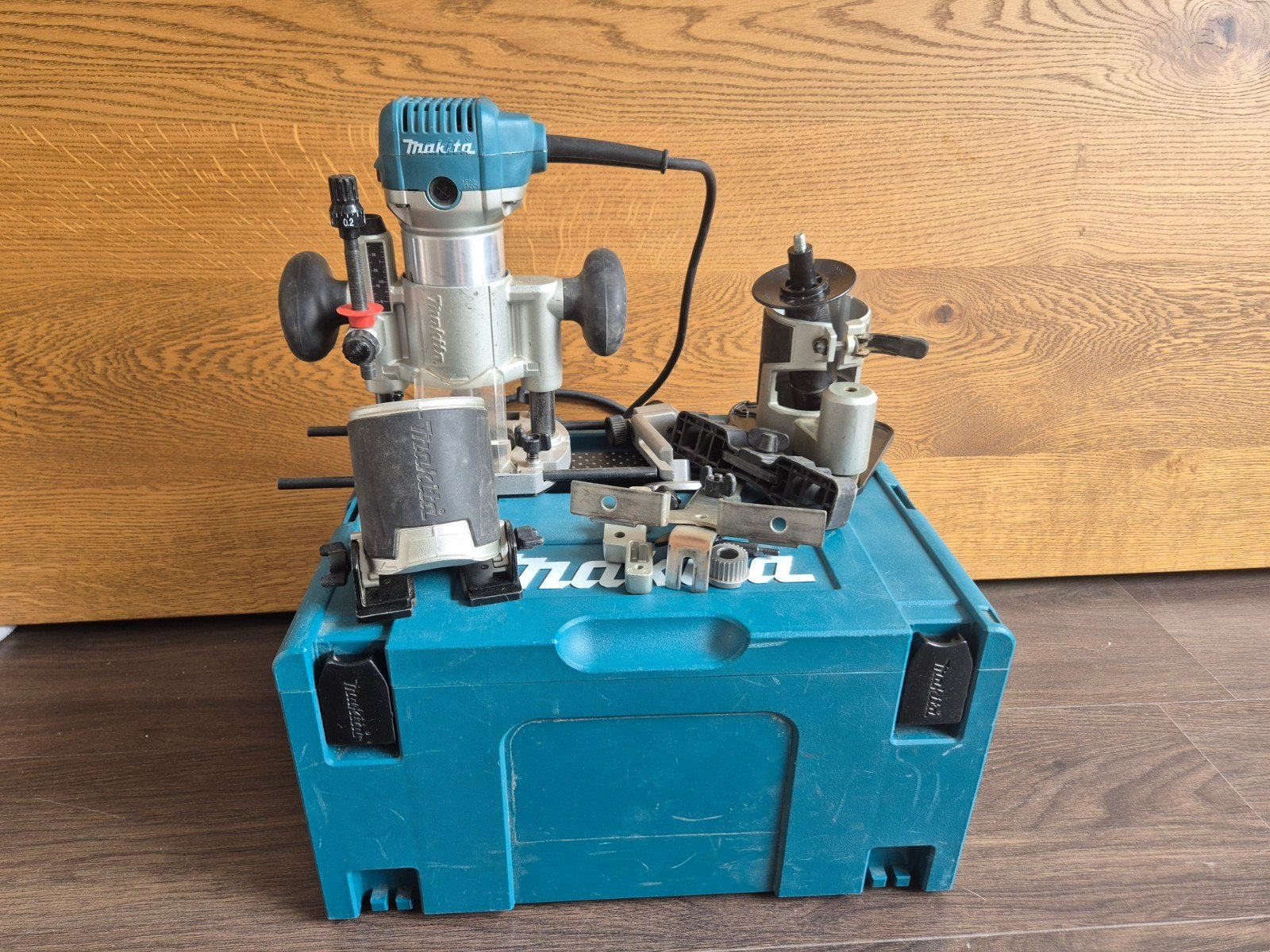 Makita RT0700 freesmachine set bovenfrees / kantenfrees, Ophalen of Verzenden, Elektrisch, Bovenfrees