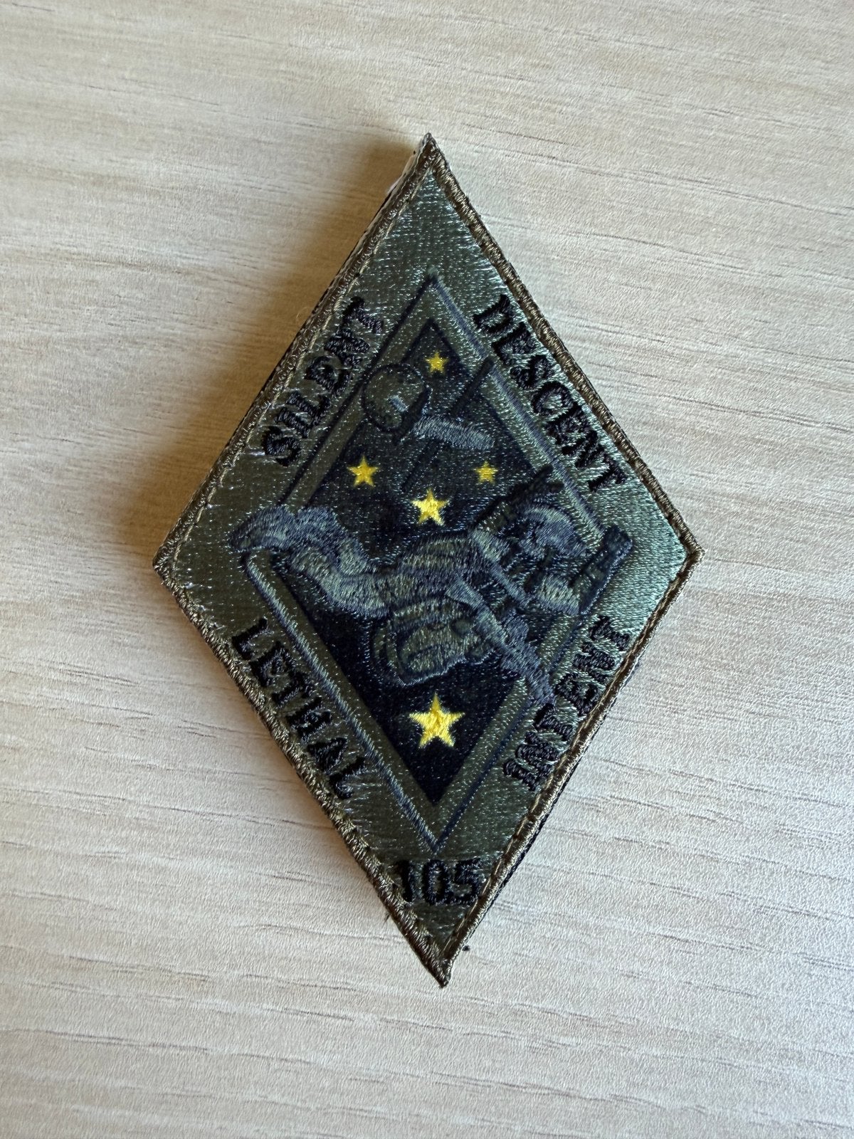 KCT 105 hexagonale patch camo origineel, Verzamelen, Militaria | Algemeen, Verzenden, Landmacht, Nederland, Embleem of Badge