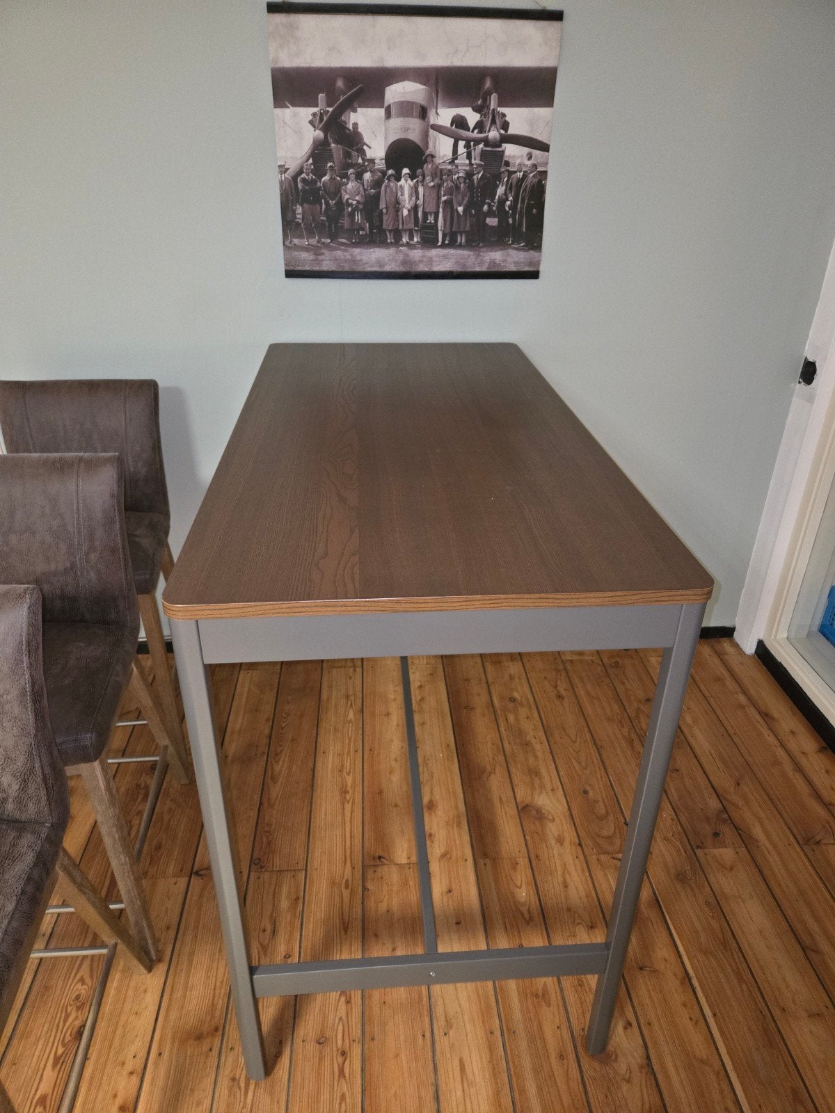 Stijlvolle bartafel met donkerbruin blad en grijs onderstel, Huis en Inrichting, Overige houtsoorten, 100 tot 150 cm, Ophalen of Verzenden