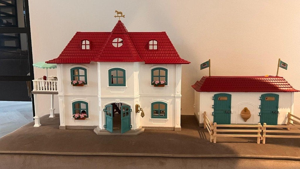 schleich paardenstal met huis en accesoires en 2 paarden, Ophalen, Zo goed als nieuw