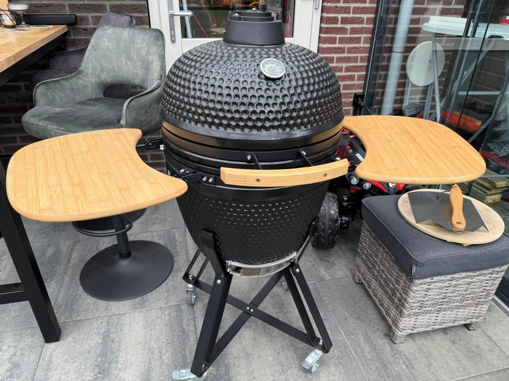 Kamado 21 inch met onderstel op wielen en zij plankjes, Tuin en Terras, Houtskoolbarbecues, Zo goed als nieuw, Ophalen