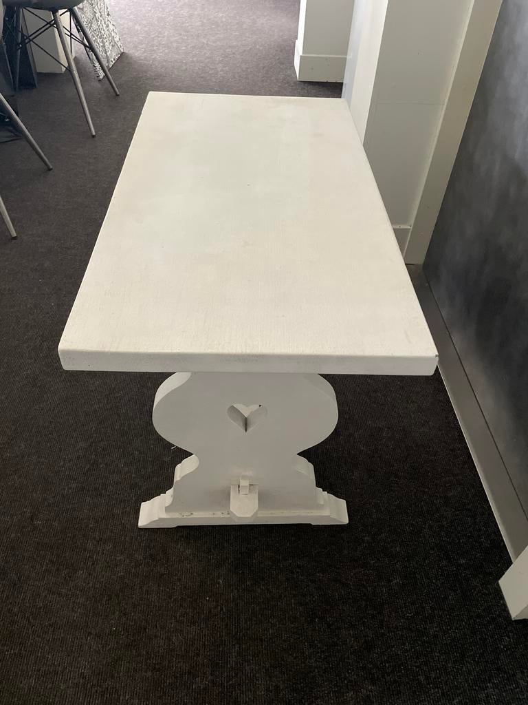 Zwaar Kerkbankje wit/bijzettafel met hartjesdetail, Huis en Inrichting, Minder dan 45 cm, Gebruikt, Rechthoekig, Hout