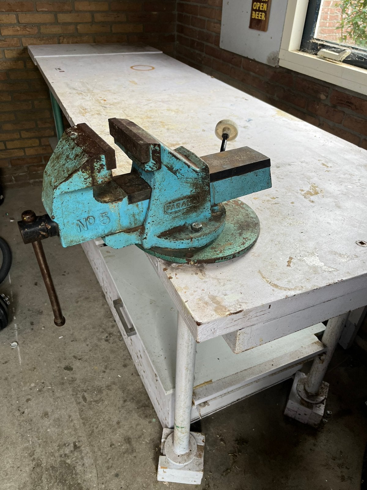 Stevige stalen werkbank met draaibare bankschroef (30 kg), Ophalen, Gebruikt, Bankschroef