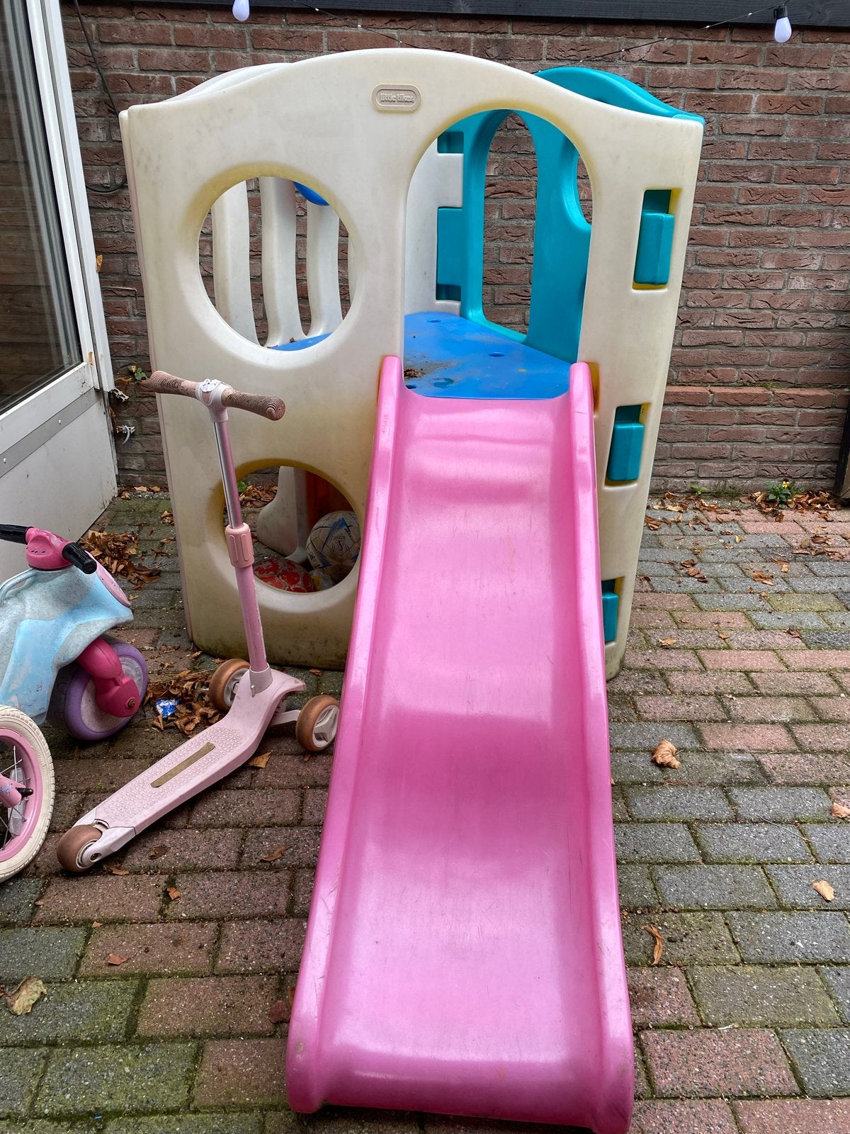 Foto 6 van Speeltoestel met glijbaan, fietsje en loopfietsje
