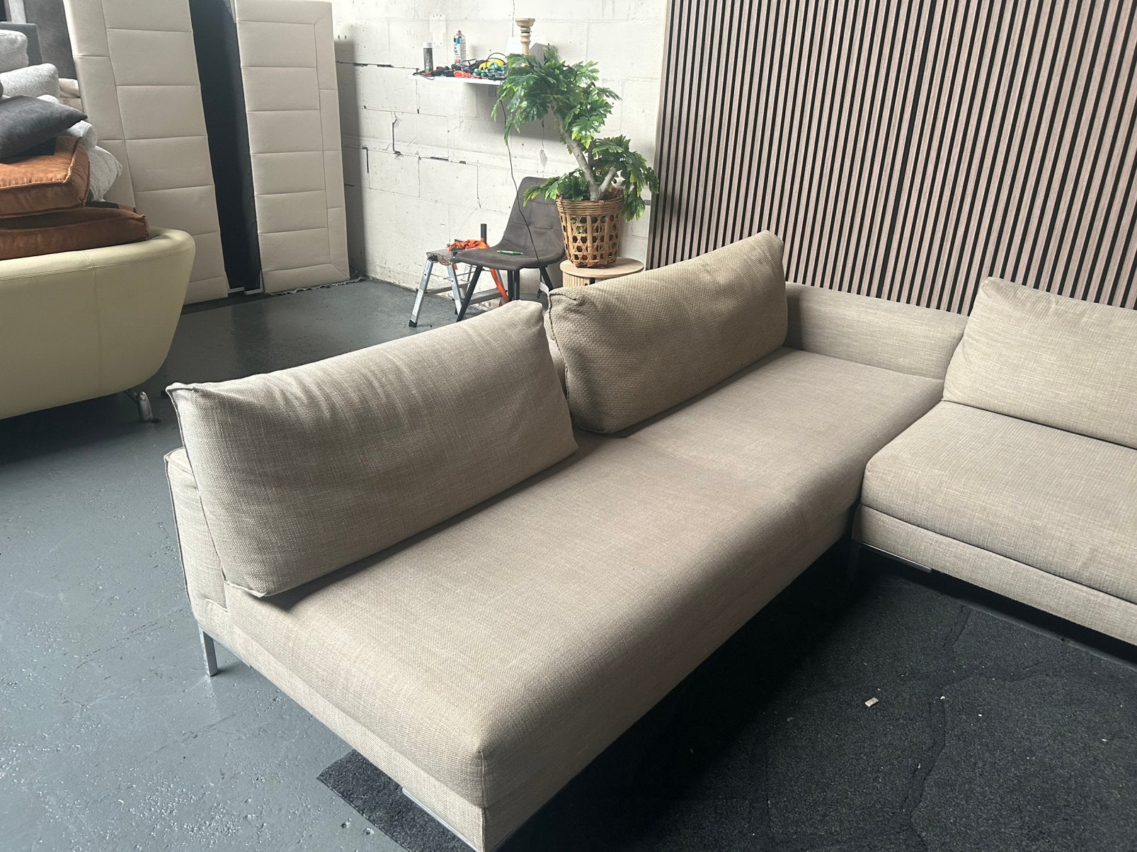 GRATIS LEVERING Design on Stock Aikon Bank 330X250 GEREINIGD, Huis en Inrichting, Banken | Bankstellen, Design on stock aikon