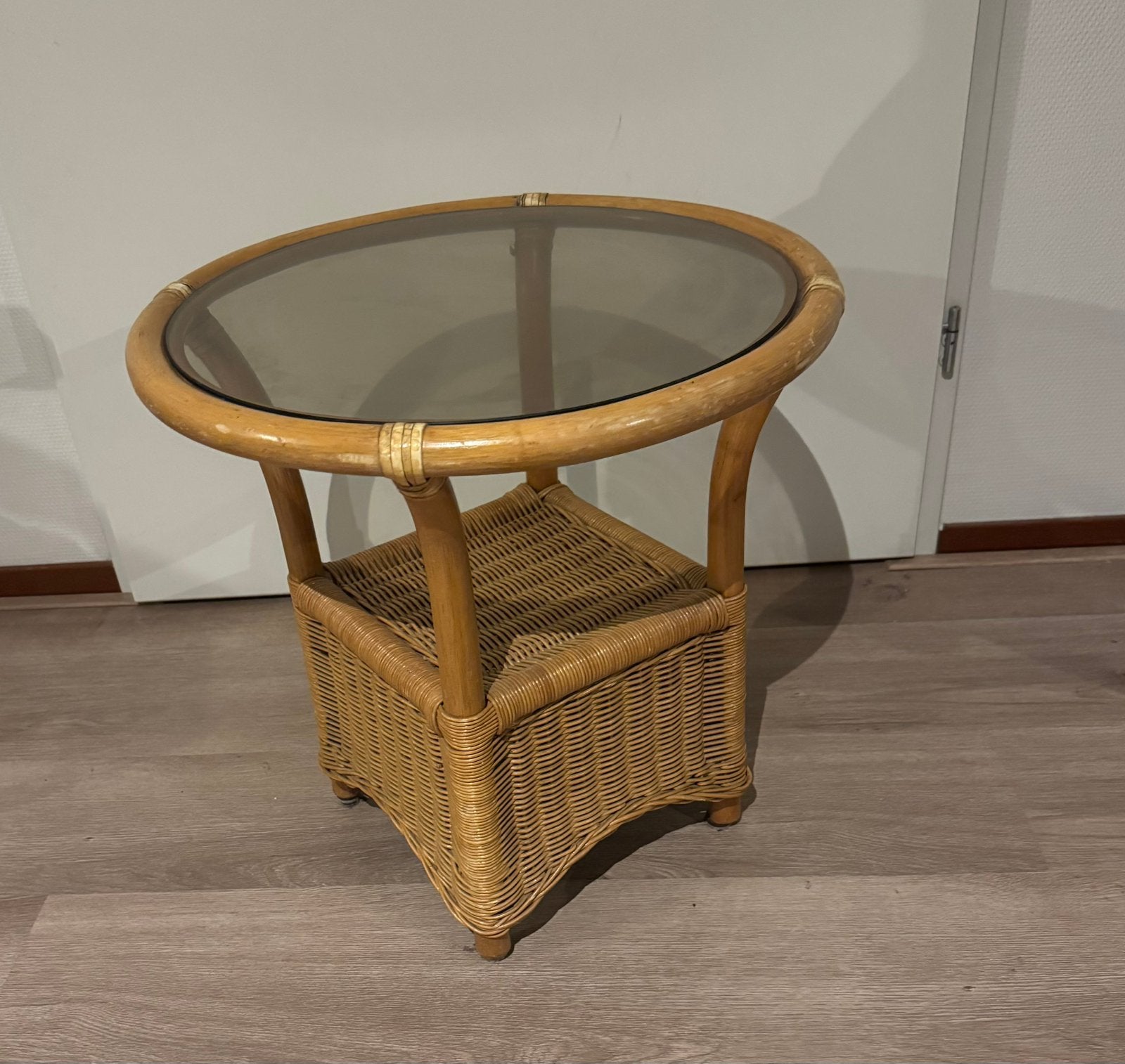 Rieten bijzettafel met glazen blad, Huis en Inrichting, Tafels | Bijzettafels, Overige materialen, Minder dan 55 cm, Gebruikt