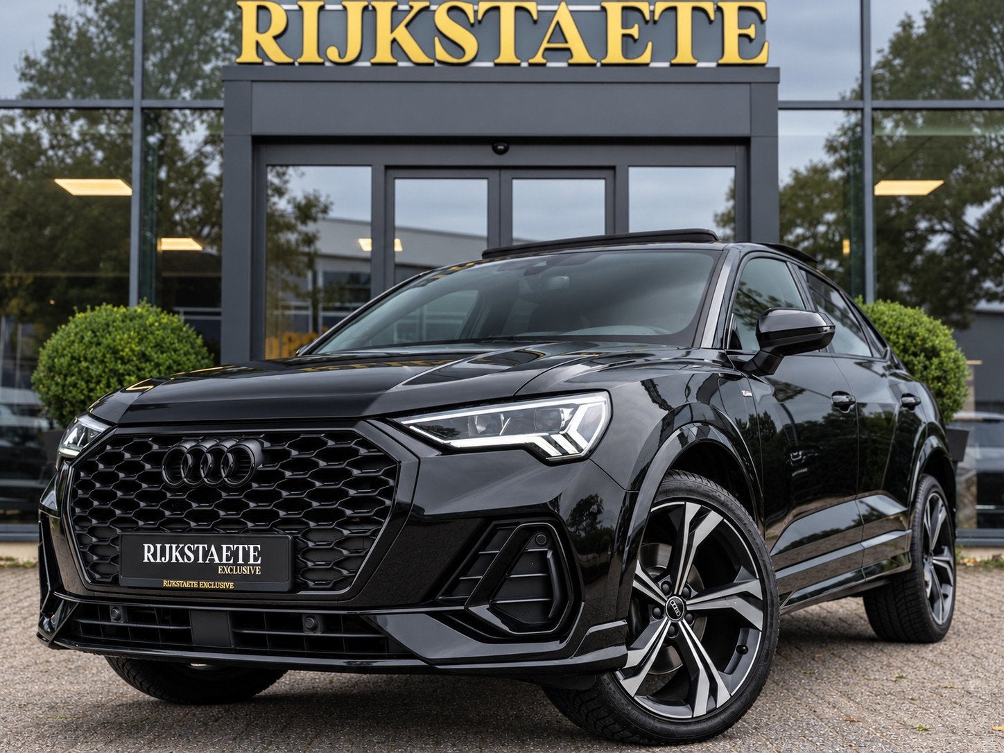 Audi Q3 Sportback 45 TFSI e S-Line|PANO|APP|SONOS|ACC|20'', Dealer onderhouden, Gebruikt, Met garantie (alle), Leder en Stof