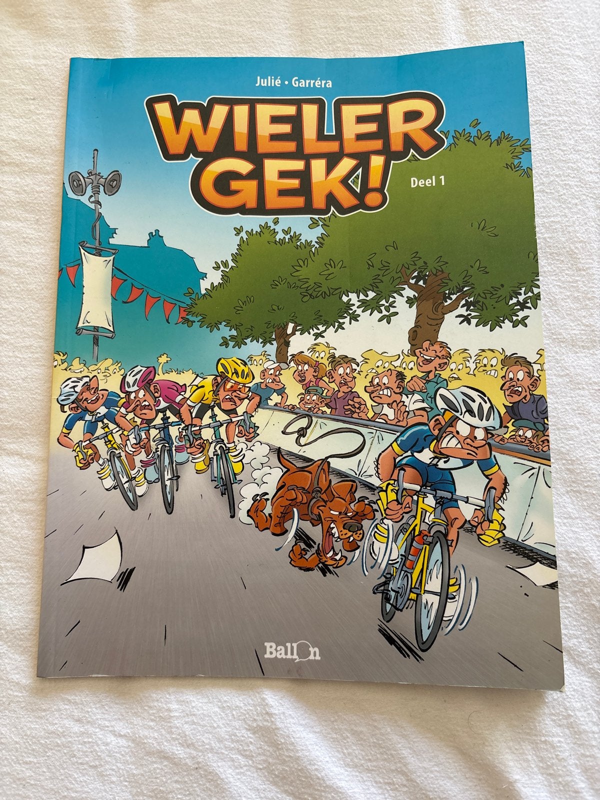Wieler Gek! Deel 1 - Stripboek van Julié en Garréra, Eén stripboek, Ophalen of Verzenden, Zo goed als nieuw
