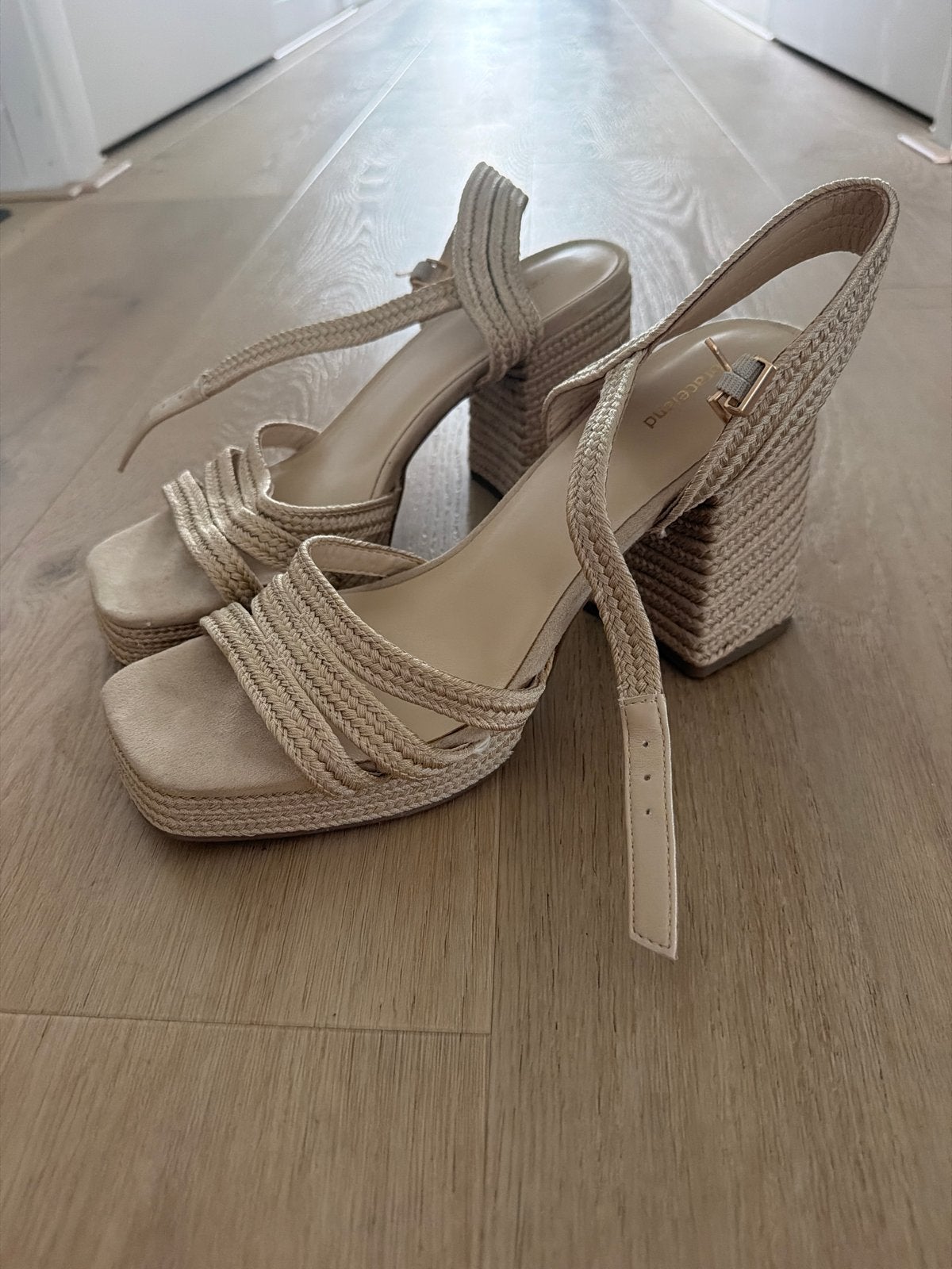 Nauwelijks gedragen  beige sandalen met blokhak - maat 41, Beige, Zo goed als nieuw, Sandalen of Muiltjes, Ophalen of Verzenden