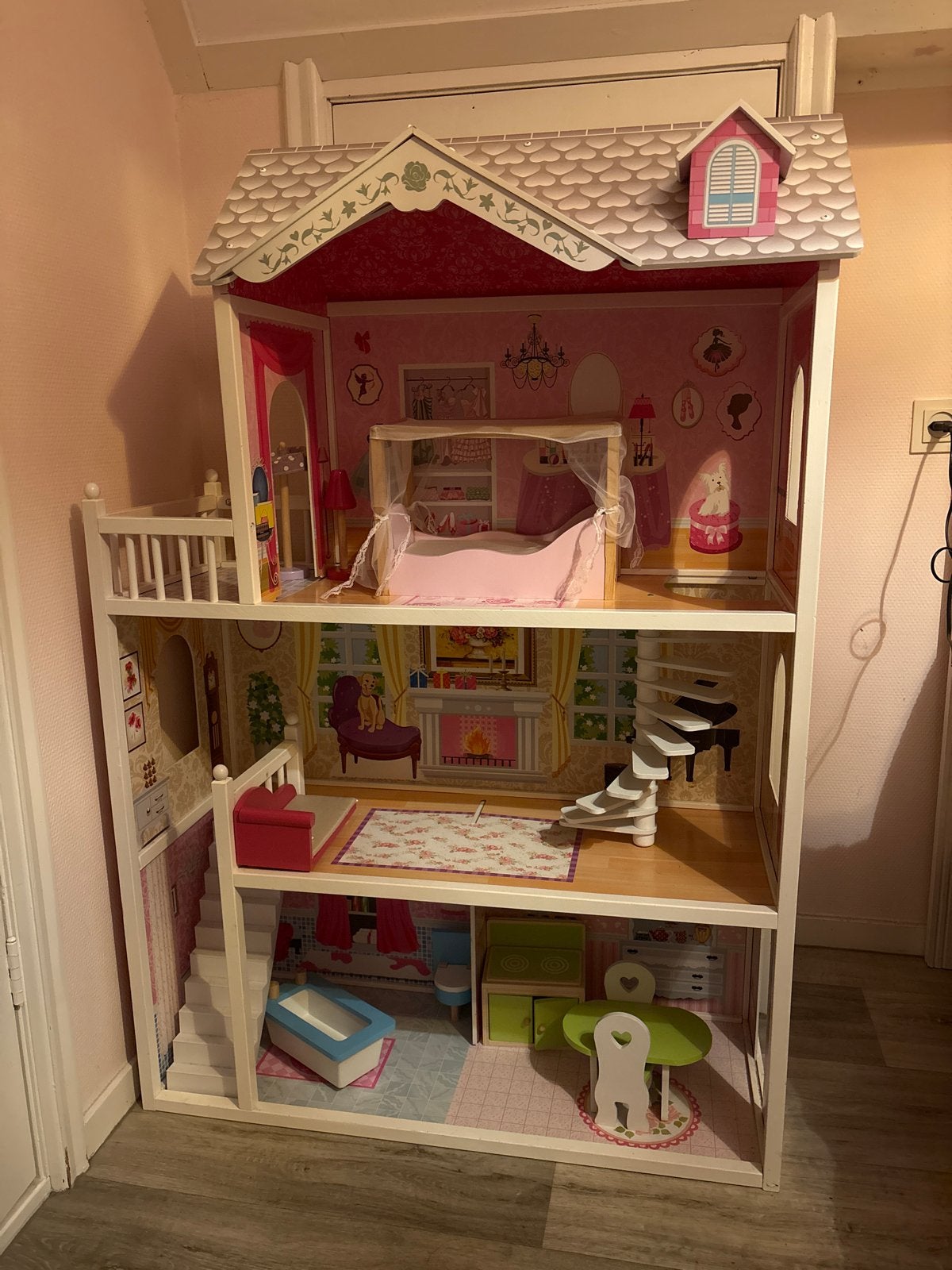 Groot houten poppen/barbie huis met meubeltjes, Ophalen, Gebruikt, Poppenhuis