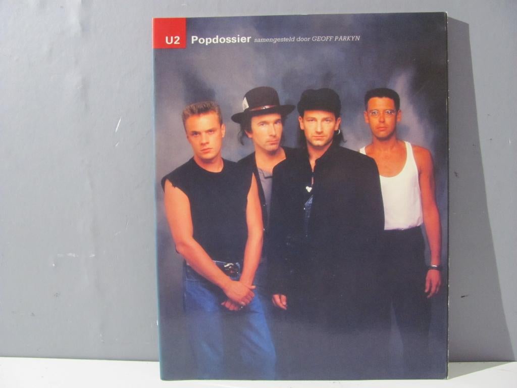 U2 popdossier Samengesteld door geoff parkyn, Ophalen of Verzenden, Zo goed als nieuw, Artiest