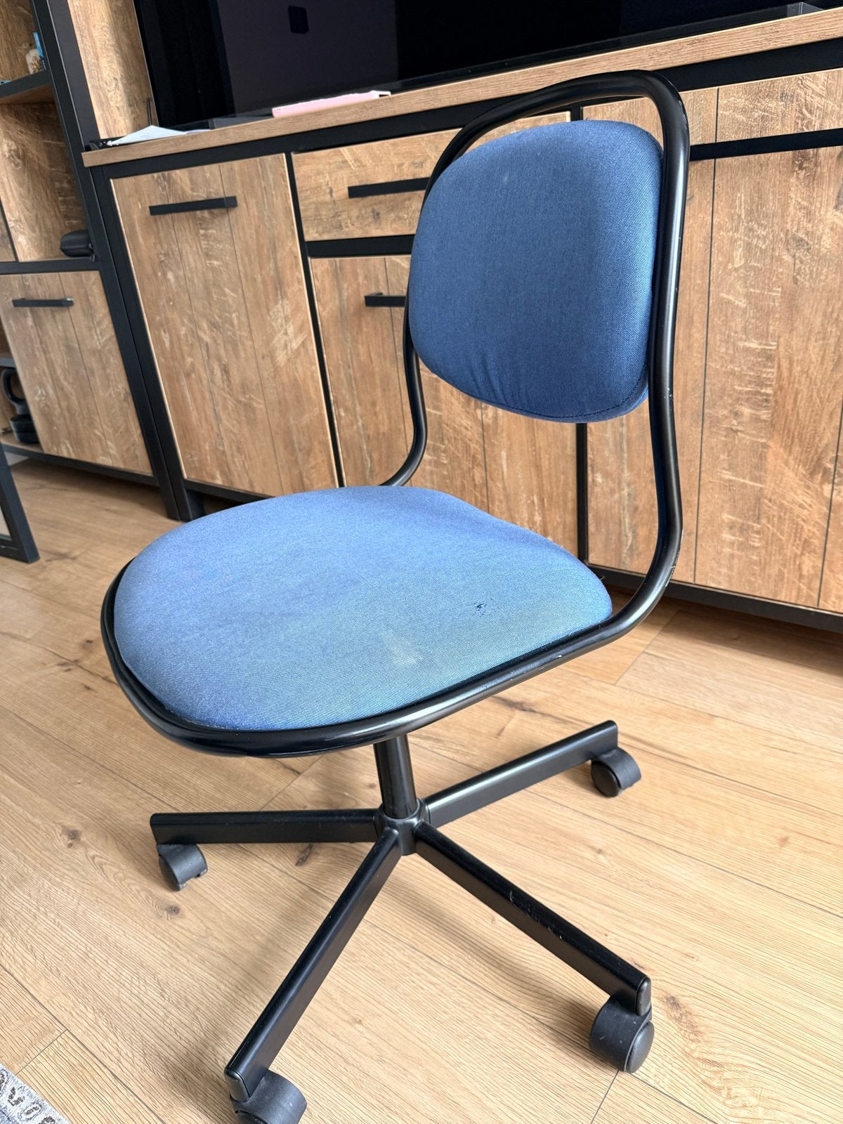 Gratis IKEA bureaustoel voor kinderen met wieltjes, Huis en Inrichting, Ophalen, Gebruikt, Blauw, Bureaustoel