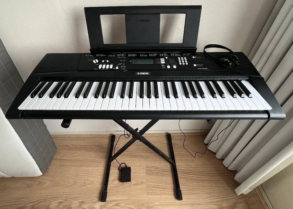 Yamaha EZ-220 keyboard met standaard en pedaal, Ophalen, 61 toetsen, Yamaha, Zo goed als nieuw