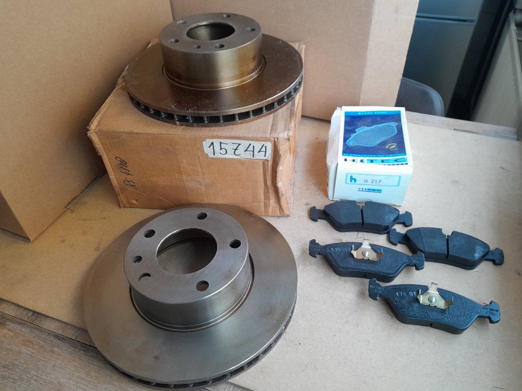 Nieuwe Set Remschijven + Remblokken BMW (E12/E23) 5 & 7serie, Ophalen of Verzenden, Nieuw, BMW