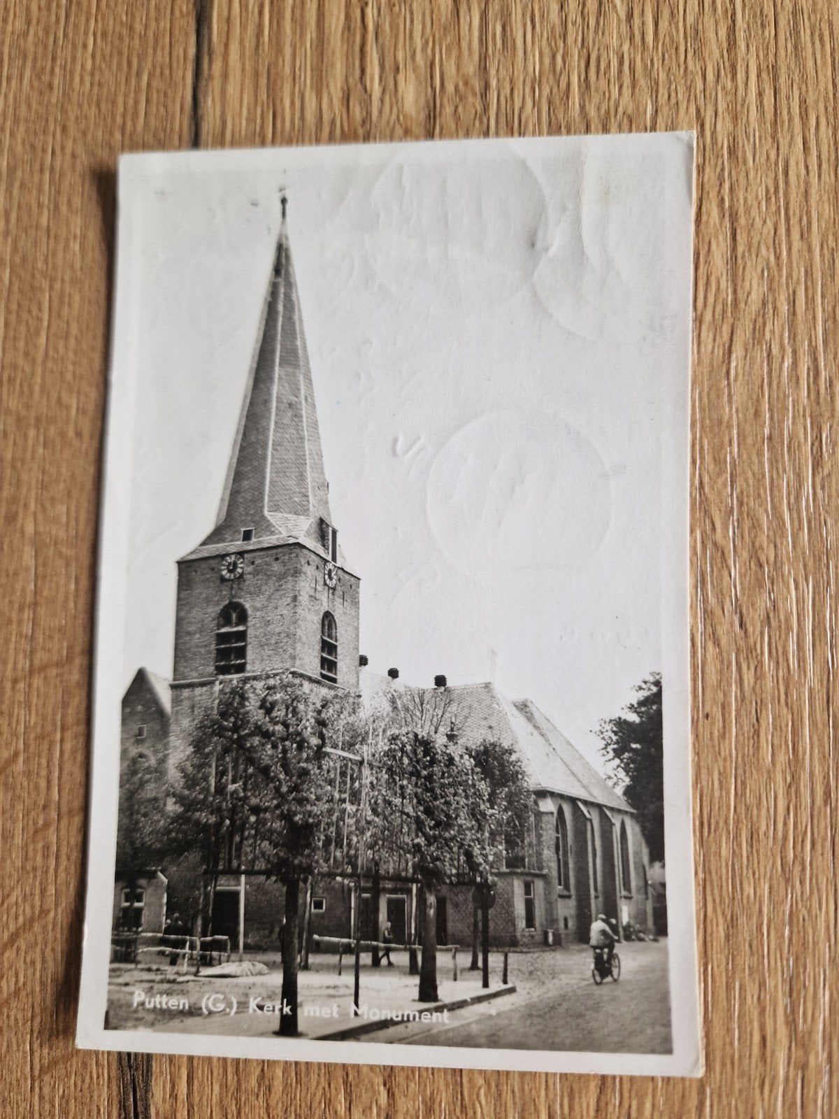 Oude Ansichtkaart Putten (C) Kerk met Monument, Ophalen of Verzenden, 1920 tot 1940, Gelopen, Gelderland