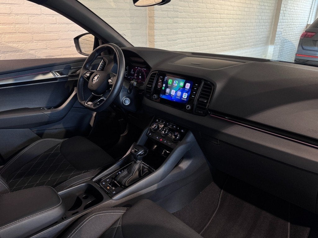 Skoda KAROQ 1.5 TSI Sportline Business DSG DCC Stoel-/stuurv, Automaat, Verwarmde buitenspiegels, 4 cilinders, Zwart