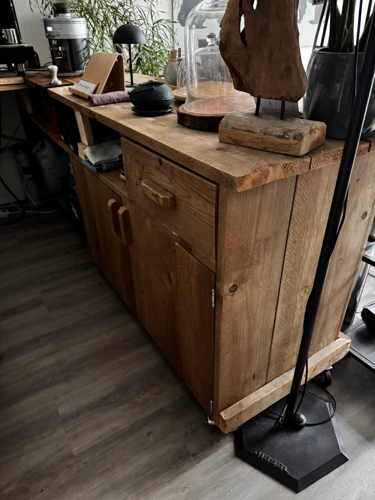Grote kast/ dressoir op wielen. grenen, Ophalen, Zo goed als nieuw, 25 tot 50 cm, 200 cm of meer