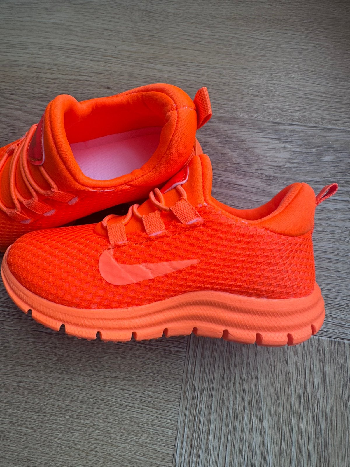 NIEUW Oranje Nike sneakers / Maat 26, Jongen of Meisje, Schoenen, Nieuw, Ophalen of Verzenden