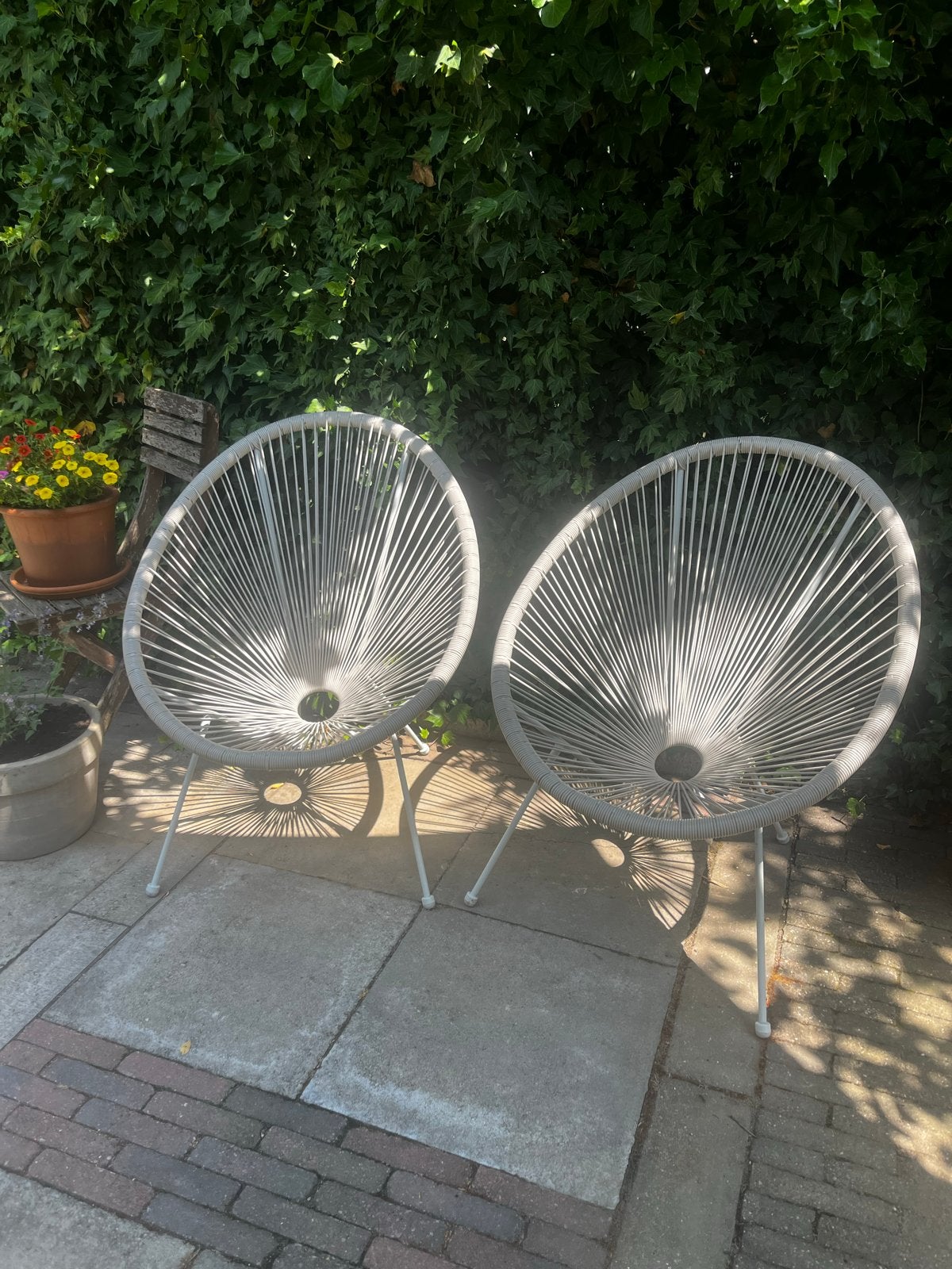 2 witte draad kuipstoelen - Zo goed als nieuw, Tuin en Terras, Ophalen of Verzenden, Zo goed als nieuw, Metaal