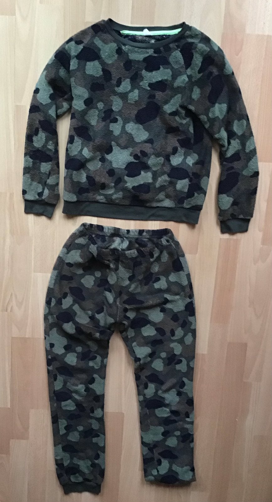 Hema fleece pyjama camouflage groen maat 158-164, Kinderen en Baby's, Kinderkleding | Maat 158, Nacht- of Onderkleding, Gebruikt