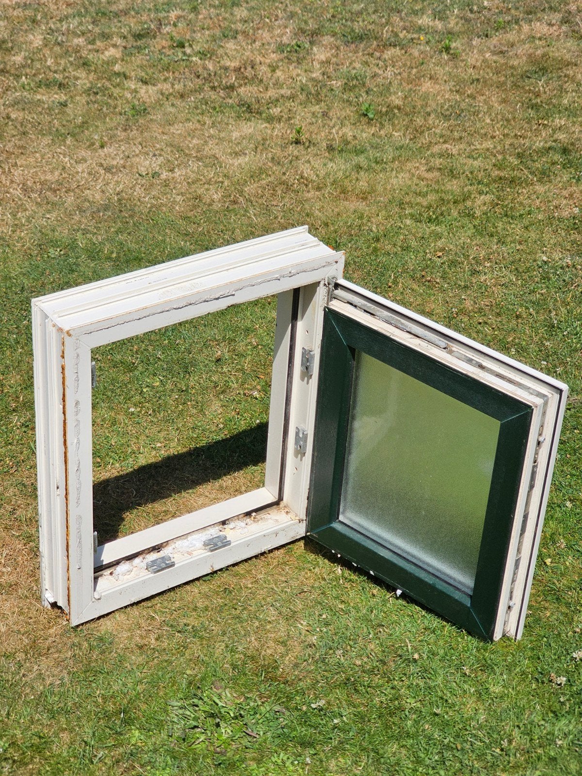Kunstof kiep/klapraampje voor WC of schuur. 63 x 56cm., Doe-het-zelf en Verbouw, Kozijnen en Schuifpuien, Kunststof, Raamkozijn