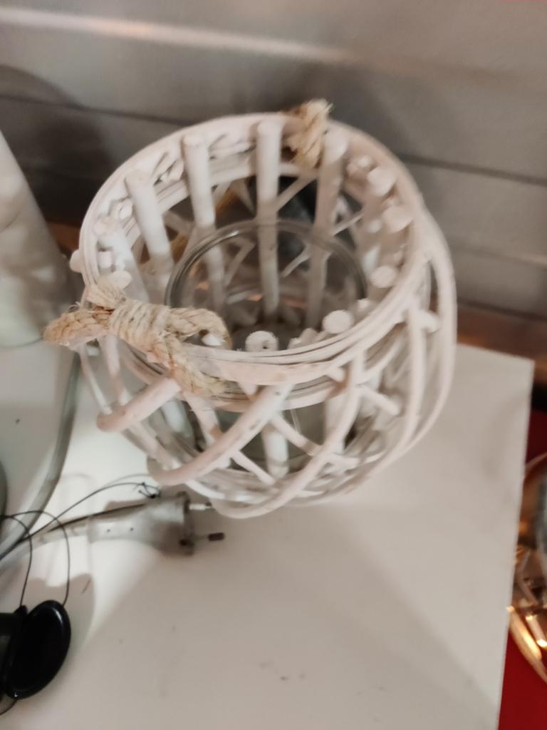 Witte rieten kandelaar / windlicht, Huis en Inrichting, Woonaccessoires | Kandelaars en Kaarsen, Ophalen of Verzenden