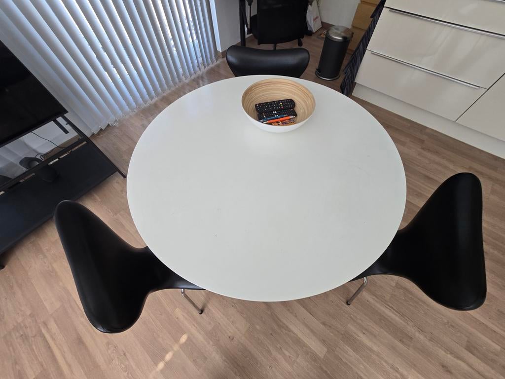 3 vlinderstoelen met ronde tafel, Huis en Inrichting, Stoelen, Ophalen, Gebruikt, Zwart, Vier