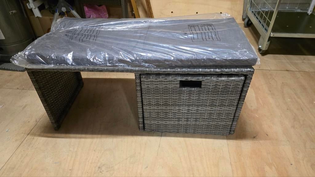 Gevlochten tuinbankje grijs met kussen, Tuin en Terras, Tuinbanken, Ophalen, Nieuw, Wicker